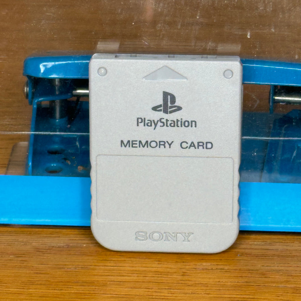 Memory Card Original Sony PlayStation 1 – 15 Blocos com Capinha Protetora